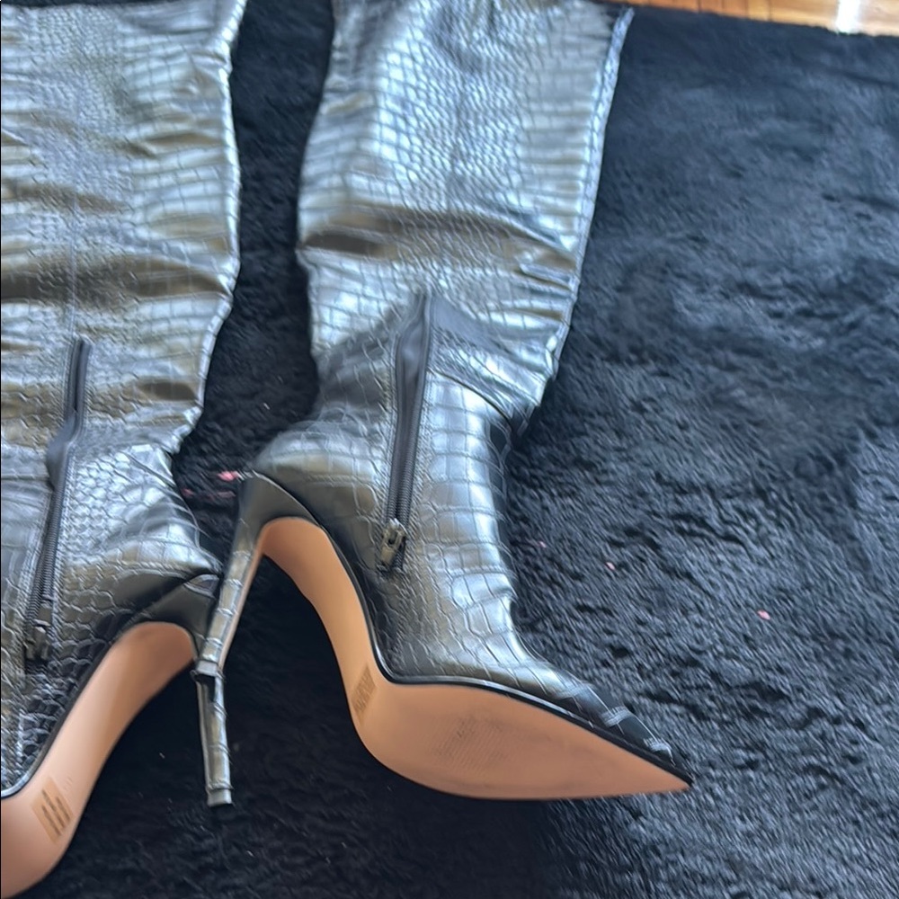 Elegant Black Stiletto Heeled Boots with Pointed Toe